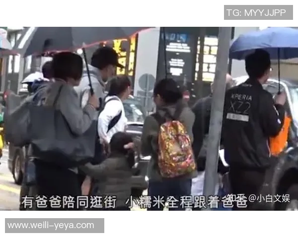 足球明星带孩子现身街头互动甜蜜 父爱满满暖心视频曝光